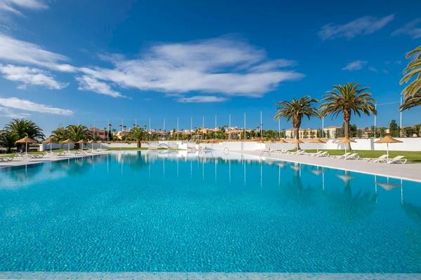 Außenpool des Ancora Park Hotels mit weißen Liegestühlen und Sonnenschirmen