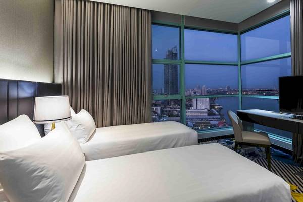 Doppelbettzimmer im Chatrium Hotel Riverside Bangkok mit Blick auf die Stadt