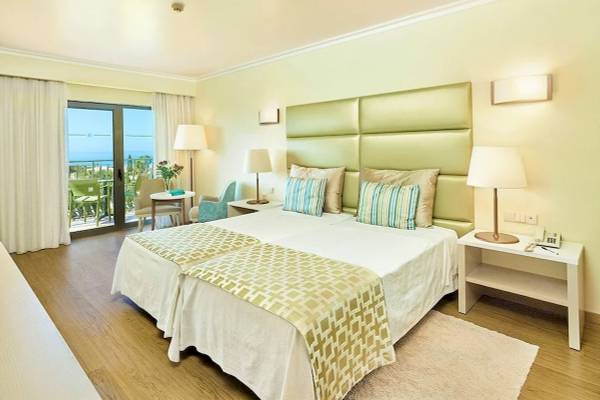 Doppelbett-Zimmer im Baia Grande Hotel mit Meerblick und modernen Möbeln.
