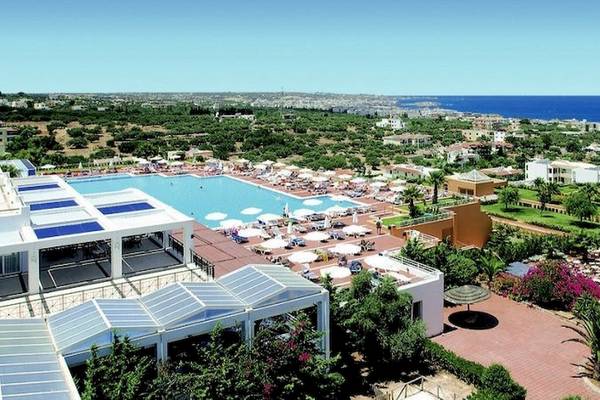 Luftaufnahme des Royal & Imperial Belvedere Hotels mit Pool, Sonnenliegen und Gebäuden am Meer