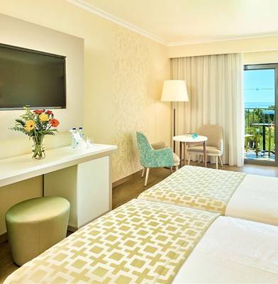 Doppelzimmer im Baia Grande Hotel mit Blick auf den Balkon und Meer