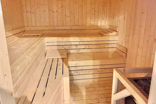 Innenansicht der Sauna im Baia Grande Hotel mit Holzbänken und Wänden.