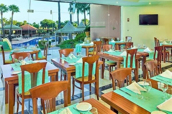 Restaurant des Baia Grande Hotels mit Blick auf den Pool und die Außenanlagen.