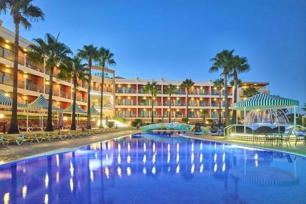 Außenbereich des Baia Grande Hotels mit großem Pool und Sonnenliegen