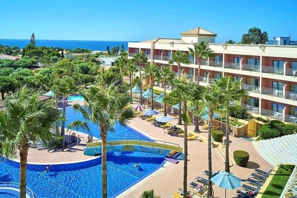 Luftaufnahme des Baia Grande Hotels mit Swimmingpool, Palmen und Blick aufs Meer.