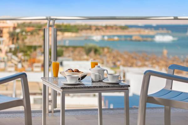 Fruehstueck auf der Balkon im Pickalbatros Blu Spa Resort mit Blick auf das Meer.