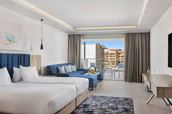 Doppelbettzimmer im Pickalbatros Blu Spa Resort Hotel mit Balkon und Meerblick.