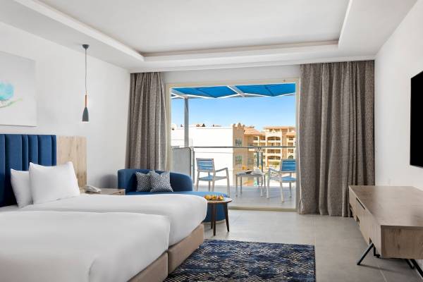 Doppelzimmer mit Balkon im Pickalbatros Blu Spa Resort mit Blick auf das Meer.