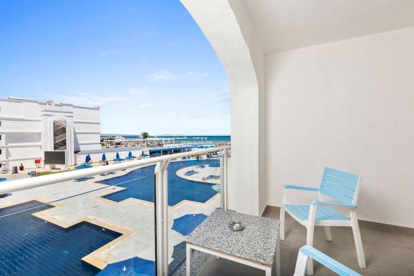Blick vom Balkon auf den Pool im Pickalbatros Blu Spa Resort