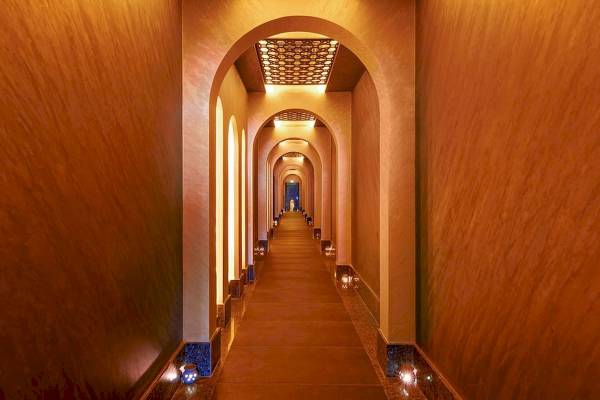 Korridor im Pickalbatros Blu Spa Resort mit warmen Farben und dekorativen Lichtern.
