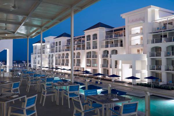 Außenterrasse des Pickalbatros Blu Spa Resorts bei Nacht mit beleuchteten Gebäuden und Swimmingpool