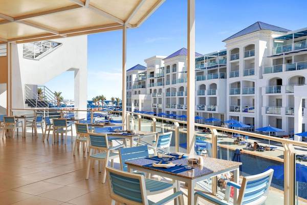Terrasse des Pickalbatros Blu Spa Resorts mit Blick auf den Pool und das Meer