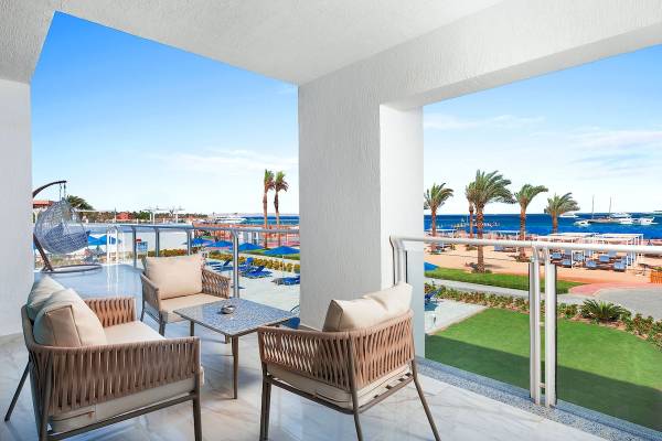 Aussicht vom Balkon des Pickalbatros Blu Spa Resorts auf das Meer und die Palmen