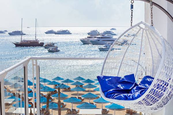 Pickalbatros Blu Spa Resort Balkon mit Hängesessel und blauen Sonnenschirmen am Strand