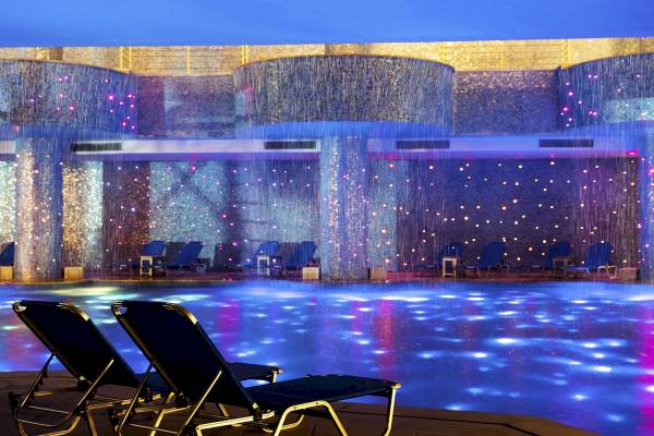 Pool im Pickalbatros Blu Spa Resort mit blauer Beleuchtung und Wassereffekten.