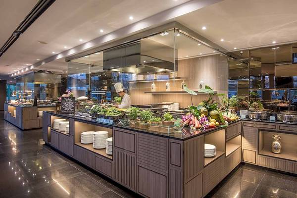 Buffetbereich im Chatrium Hotel Riverside Bangkok mit verschiedenen Gerichten und einem Koch