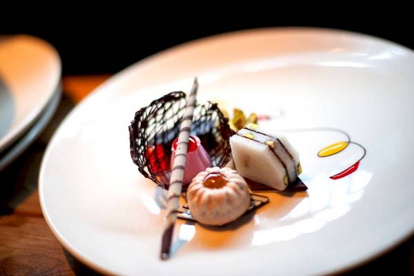Dessertplatter mit verschiedenen Süßigkeiten auf dem Amwaj Beach Club