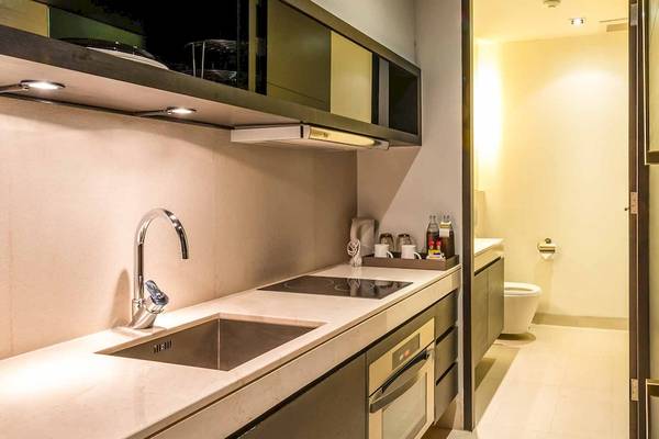Eine Suite Küche im Chatrium Hotel Riverside Bangkok mit moderner Ausstattung.