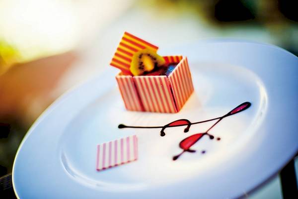 Dessert in einer Schachtel auf einem weißen Teller im Amwaj Beach Club