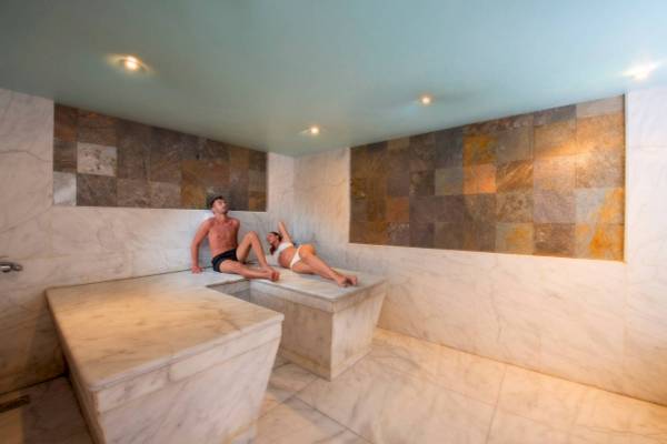 Ein Mann und eine Frau entspannen in der Sauna des Amwaj Beach Clubs.