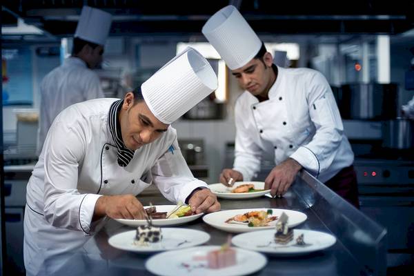 Chefs im Amwaj Beach Club, die Gerichte zubereiten