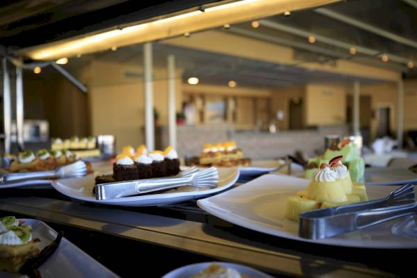 Buffet mit verschiedenen Desserts im Amwaj Beach Club.