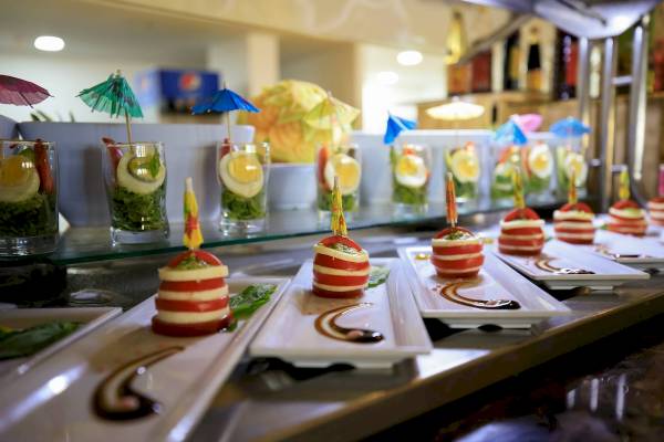 Buffetauswahl im Amwaj Beach Club mit verschiedenen Salaten und Tomaten.
