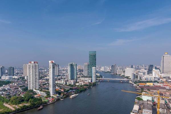 Luftaufnahme der Skyline von Bangkok mit dem Chatrium Hotel Riverside