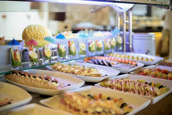 Buffettisch im Amwaj Beach Club mit verschiedenen Gerichten und Getränken.