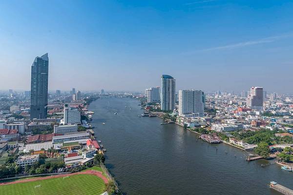 Luftaufnahme des Chatrium Hotel Riverside Bangkok mit Blick auf die Skyline und den Fluss.