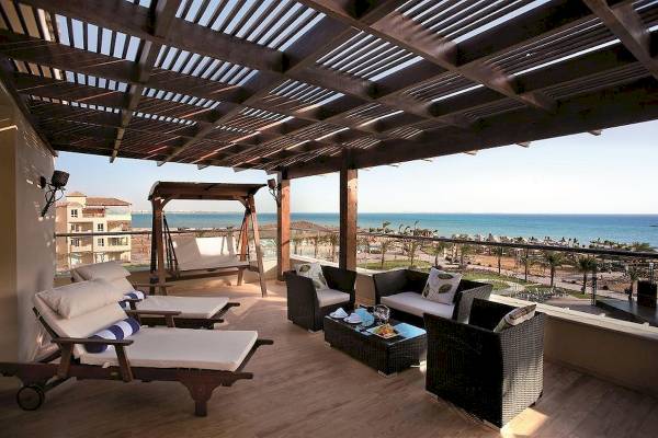 Terrasse des Amwaj Beach Club mit Blick auf das Meer und Strand
