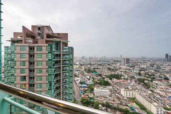 Aussicht von der Dachterrasse des Chatrium Hotel Riverside Bangkok auf die Stadt.