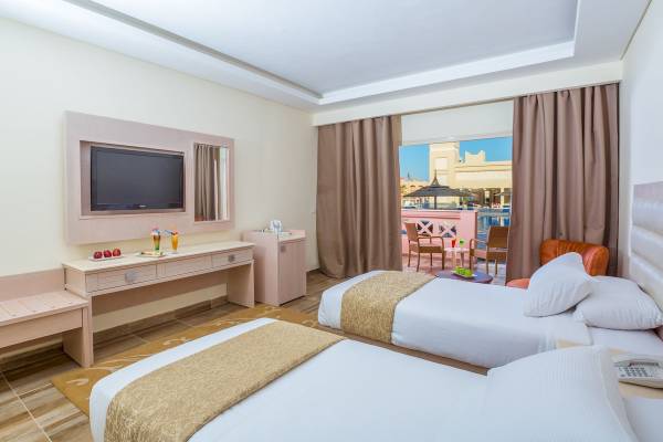 Doppelzimmer im Pickalbatros Aqua Vista Resort mit zwei Betten, Fernseher und Balkon.