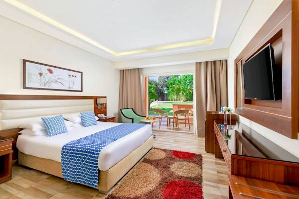 Hotelzimmer im Pickalbatros Aqua Vista Resort mit großem Bett, Balkon und Fernseher.