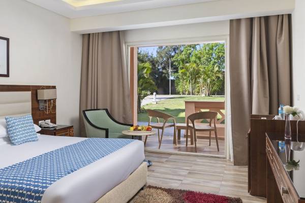 Hotelzimmer im Pickalbatros Aqua Vista Resort mit Blick auf eine Terrasse und Garten.