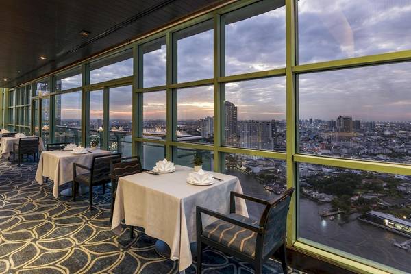 Innenraum des Chatrium Hotel Riverside Bangkok mit Blick auf die Stadt.