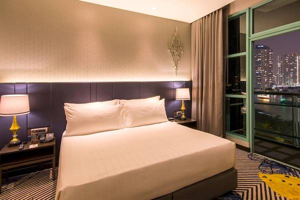 Zimmer im Chatrium Hotel Riverside Bangkok mit Blick auf die Stadt