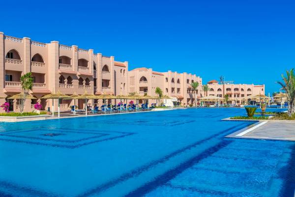 Außenpool des Pickalbatros Aqua Vista Resorts mit Loungestühlen und Sonnenschirmen
