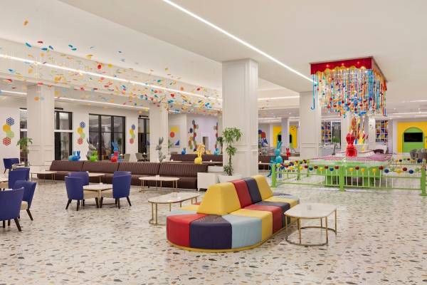 Lobby des Pickalbatros Water Valley Resort by Neverland mit bunten Möbeln und Dekorationen.