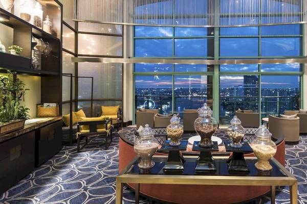 Lobby des Chatrium Hotel Riverside Bangkok mit Blick auf die Stadt