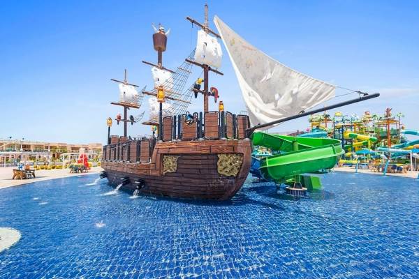 Piratenschiff und Wasserrutsche im Pickalbatros Water Valley Resort