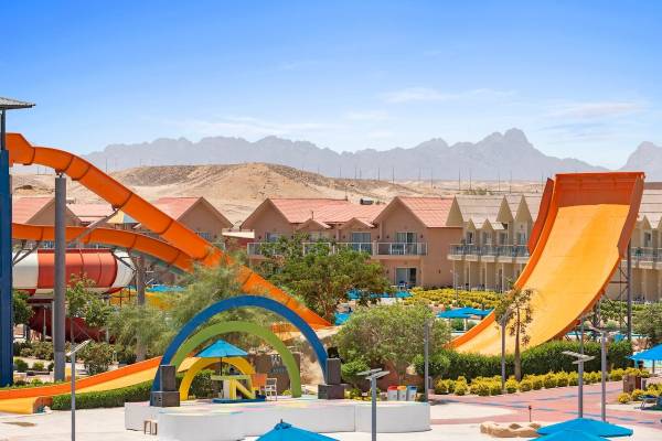 Außenansicht des Pickalbatros Water Valley Resort by Neverland mit Wasserrutschen und Gebäuden.