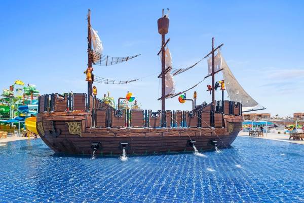Piratenschiff im Pool des Pickalbatros Water Valley Resort by Neverland
