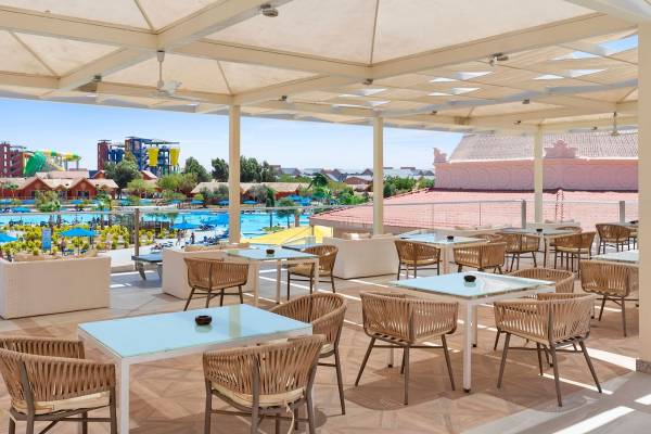 Terrasse des Pickalbatros Water Valley Resort mit Blick auf einen Swimmingpool und Wasserrutschen