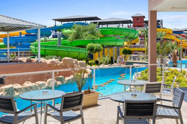Poolbereich im Pickalbatros Water Valley Resort by Neverland mit Wasserrutschen und Tischen