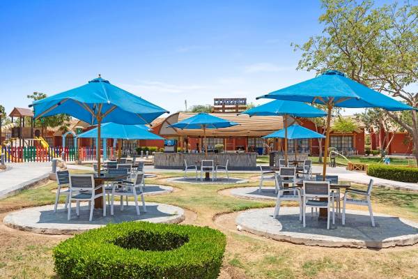 Terrasse mit blauen Sonnenschirmen im Pickalbatros Water Valley Resort by Neverland