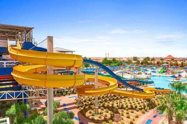 Luftaufnahme des Pickalbatros Water Valley Resort mit großen Wasserrutschen im Vordergrund.