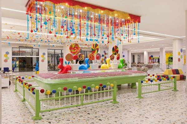 Farbiges Bonbon-Display im Pickalbatros Water Valley Resort by Neverland.