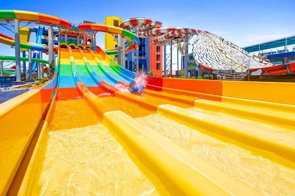 Bunte Wasserrutsche im Pickalbatros Water Valley Resort by Neverland