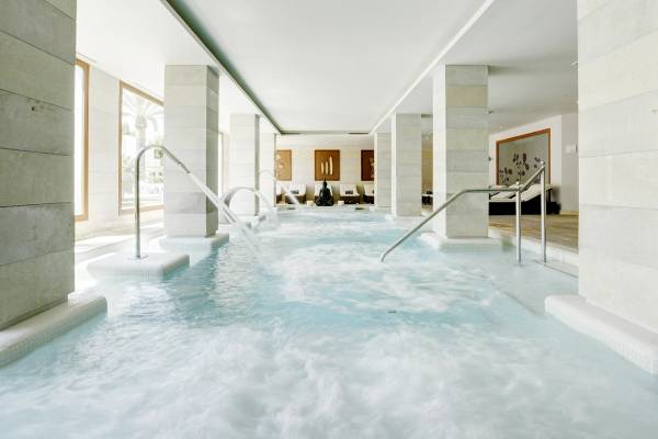 Gruppenhotel Los Principes Spa Pool mit Wasserstrahlen und Liegestühlen.